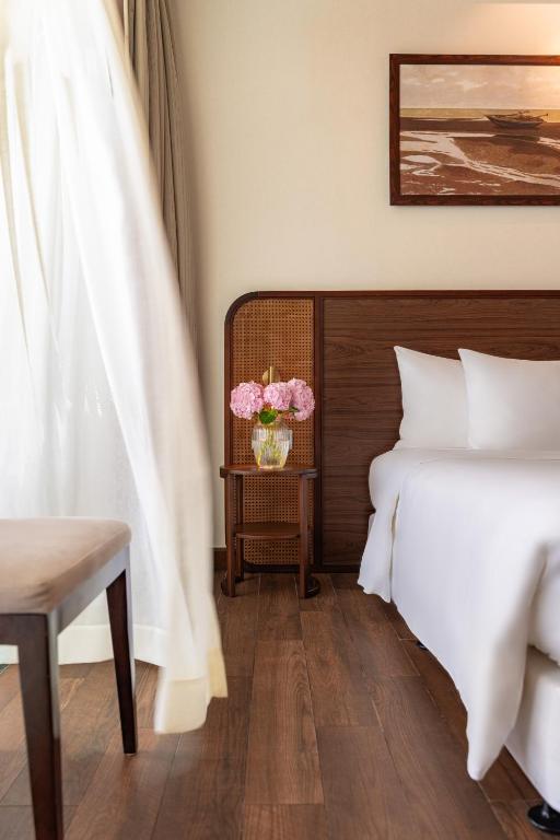 One-Bedroom Executive King Room with Balcony and Sea View