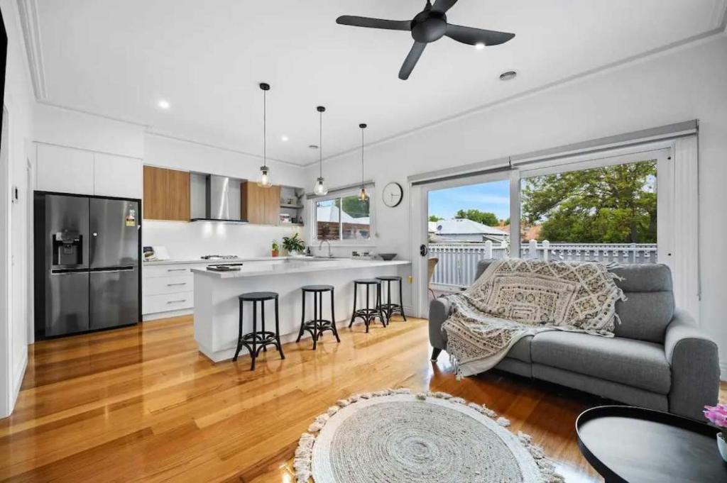 Η κουζίνα ή μικρή κουζίνα στο Stylish Soldiers Hill Retreat