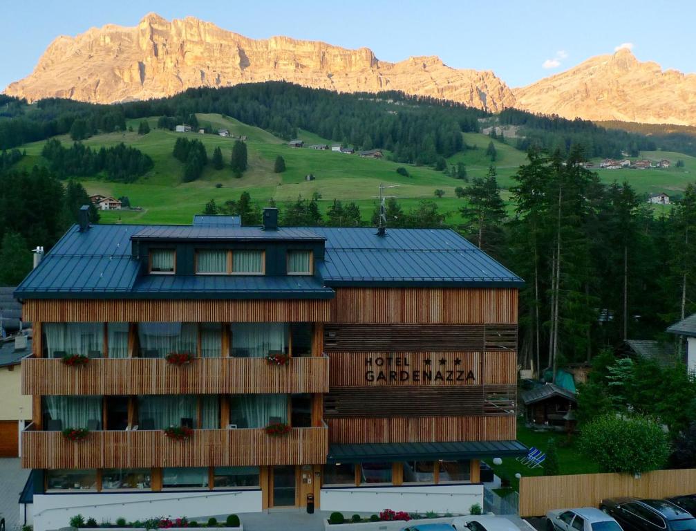Nespecifikovaný výhled na hory nebo výhled na hory při pohledu z hotelu
