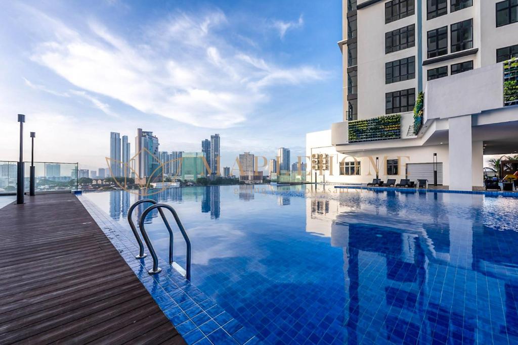 Bazén v ubytování Space Residency Premier Suites Johor Bahru nebo v jeho okolí
