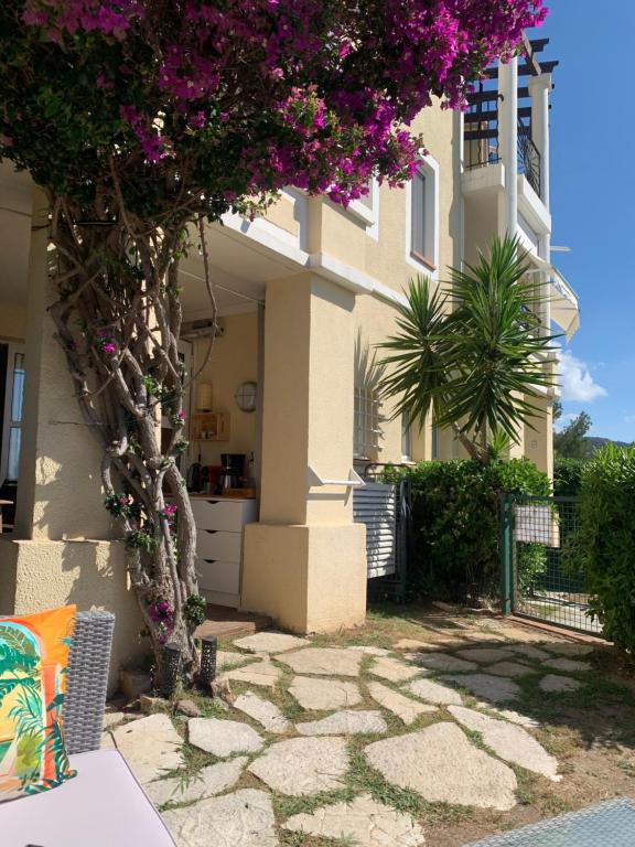 Village Cap Estérel pierre et vacances Appartement en Rez de Jardin vue Mer -Plages -Parcs Aquatique - Animations -5 piscines dont une chauffée au 01-Novembre -Parking -Climatisation -Formule Club