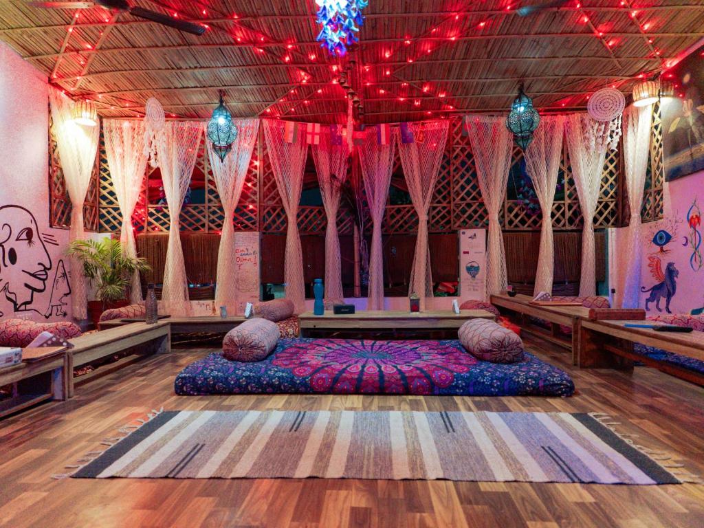 una habitación con una cama en el medio del piso en The Pink Chapter Hostel, Jaipur, en Jaipur