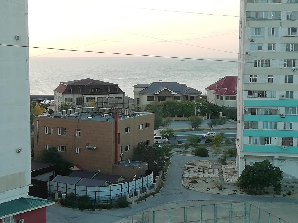 une vue sur l'océan depuis un immeuble dans l'établissement 7 дом у моря, à Aktau