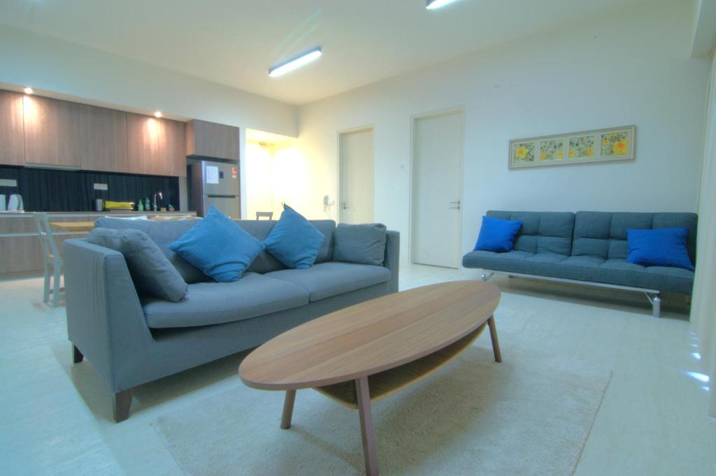 Χώρος καθιστικού στο By The Sea Cozy Beachfront Home Side Seaview333A