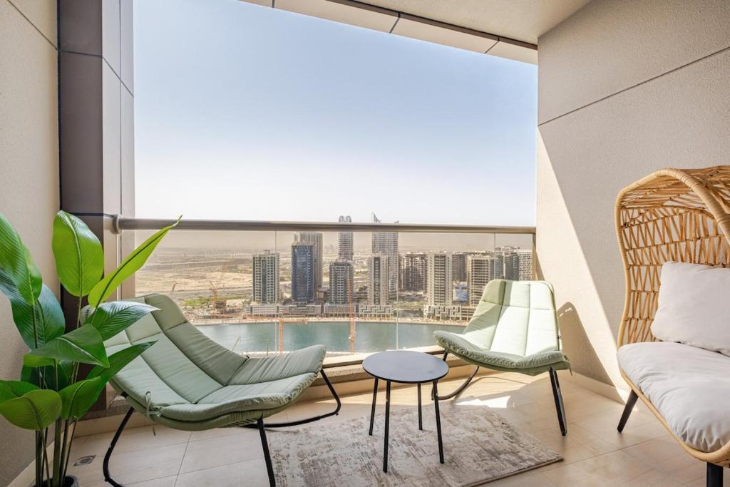 迪拜Sardinia Hotel Mood-Dubai Downtown Hight Floor的可以看到城市景观的客厅