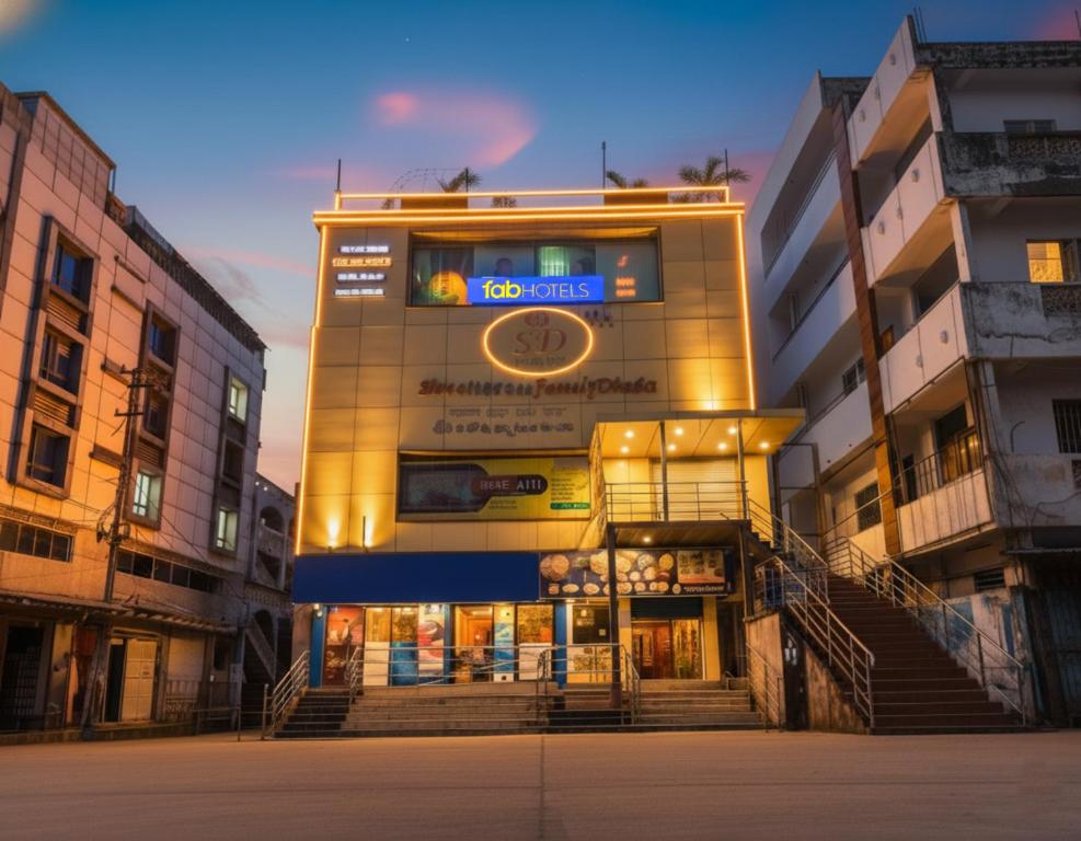 Un edificio con un reloj en el costado. en FabHotel Prime Adhirath Grand-Nr Madhapur-Hitech CIty, en Hyderabad