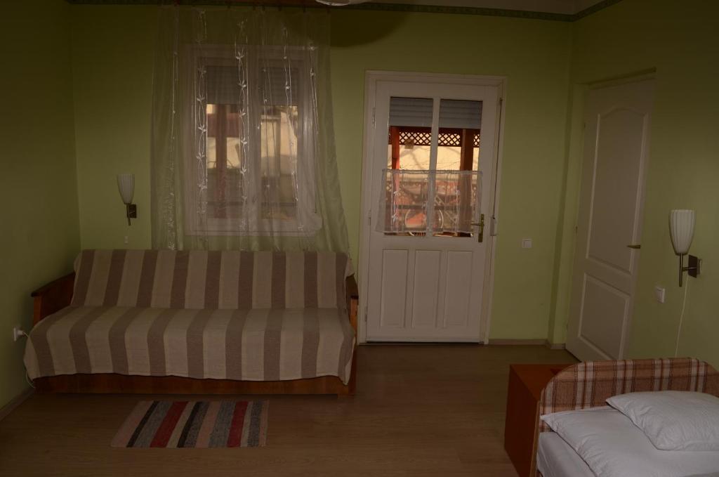 Postel nebo postele na pokoji v ubytování Hutasori Guesthouse