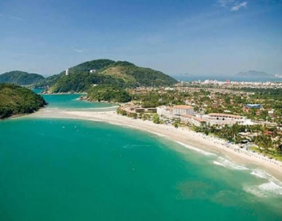 an aerial view of a beach with a city at Vila jequitimar in Guarujá