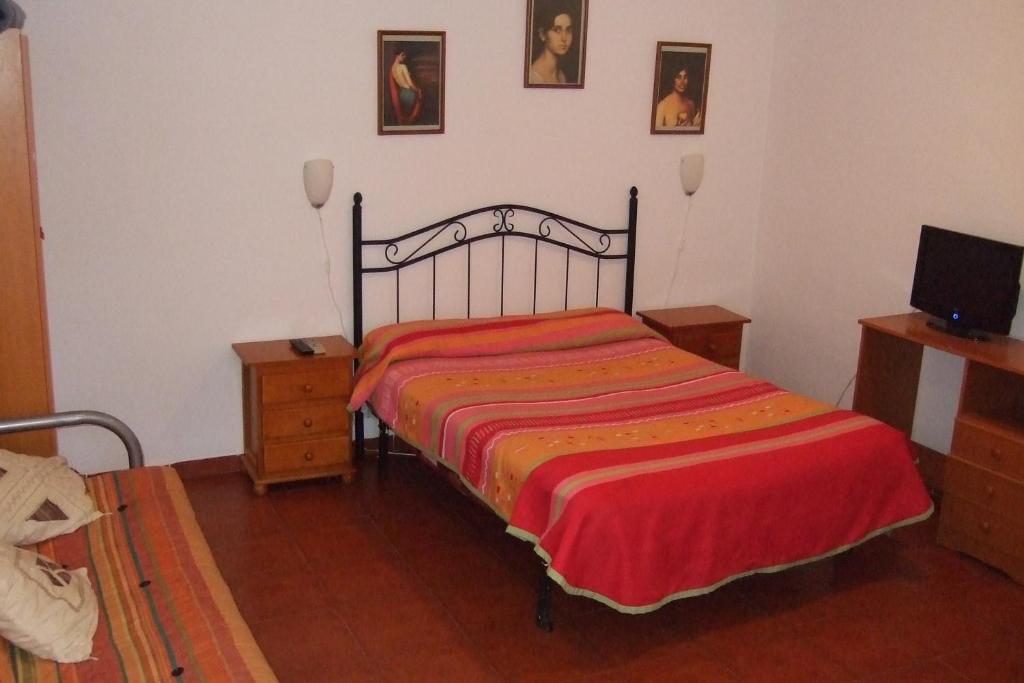 A bed or beds in a room at Hostal Alcazar I