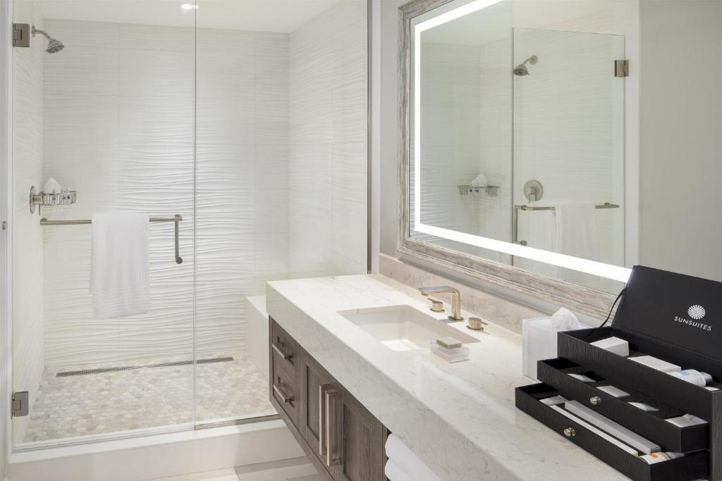 Sunseeker Resort Florida Gulf Coast, Curio Collection Hilton - One-Bedroom King Suite With Harbor View