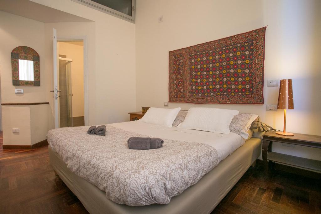 een slaapkamer met een bed met een groot tapijt aan de muur bij La finestra sul mare B&B in Livorno