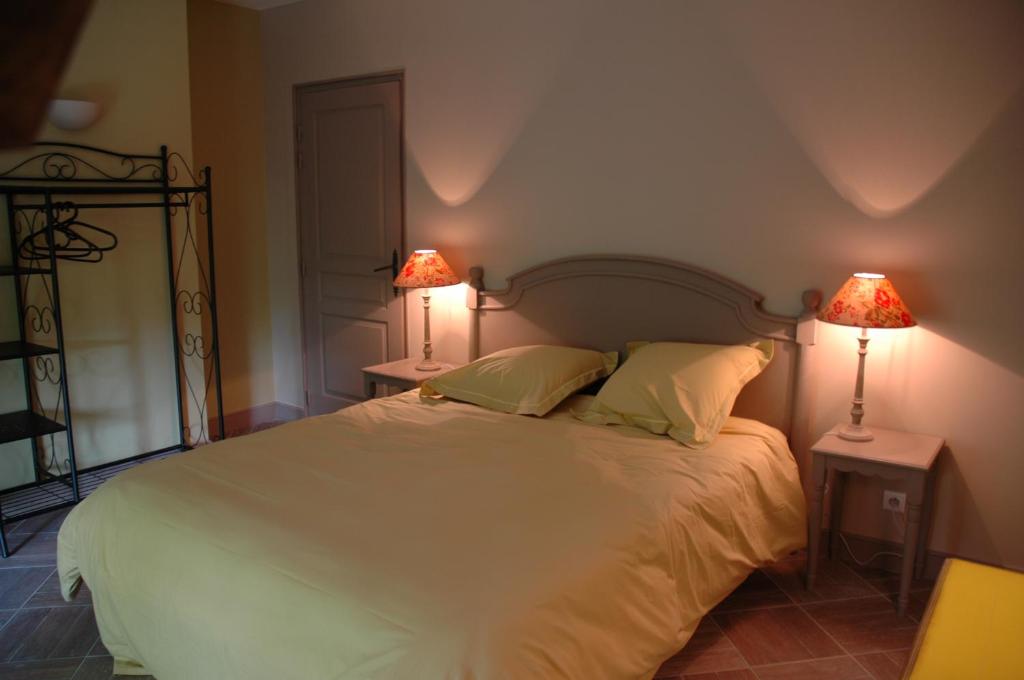 Postel nebo postele na pokoji v ubytování Chambre d'hôtes Au Picatal
