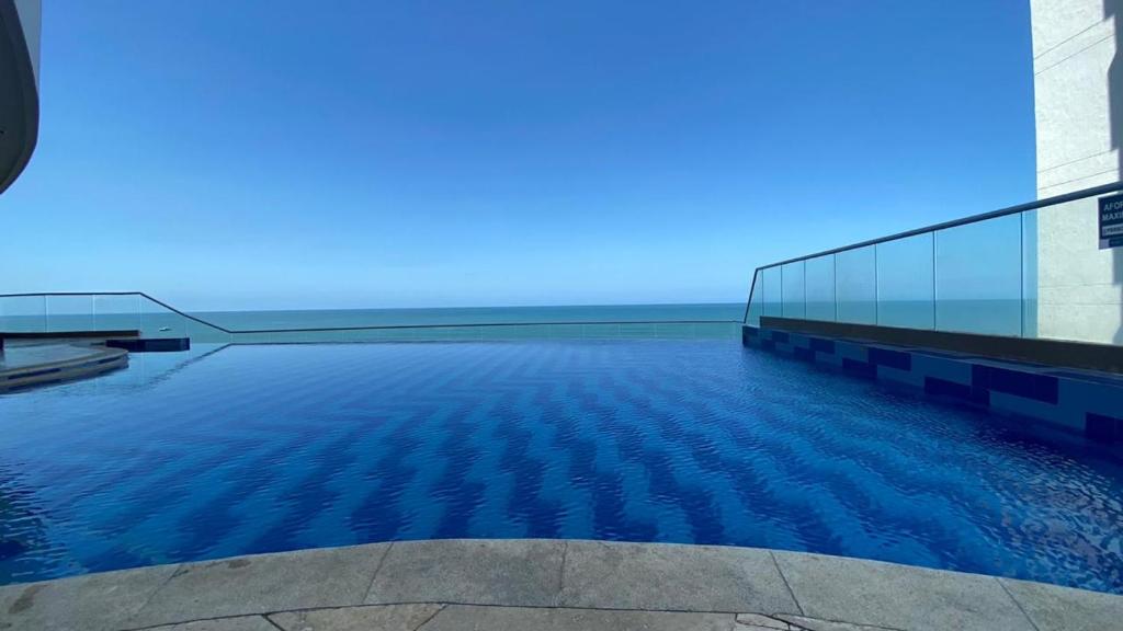 een zwembad aan de zijkant van een gebouw bij Luxury Ocean View - Bocagrande in Cartagena