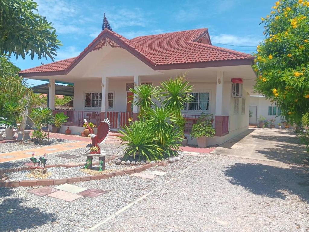 a house with a garden in front of it at Baan Farang in Ban Nong Chaeng