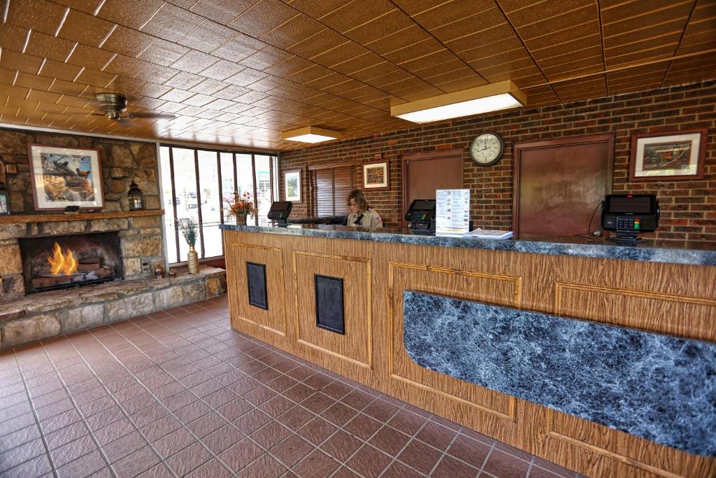 a bar in a restaurant with a fireplace at Wild Bear Inn in Pigeon Forge