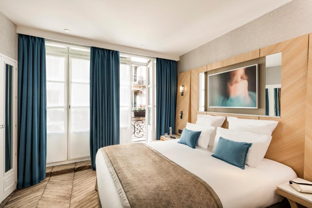 Ένα ή περισσότερα κρεβάτια σε δωμάτιο στο Hotel Louvre Saint-Honoré