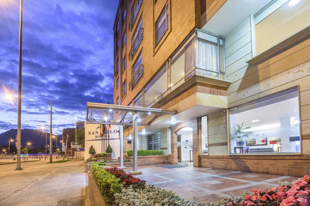 Hotel San Pablo في بوغوتا: واجهة مبنى به رصيف وزهور