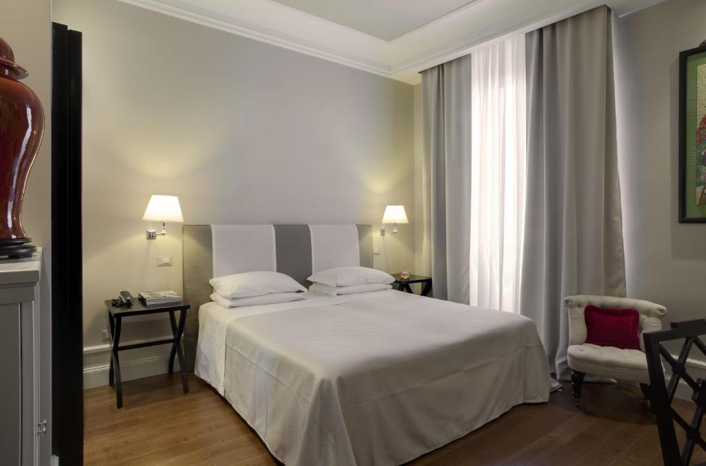 Postel nebo postele na pokoji v ubytování Hotel Francia E Quirinale