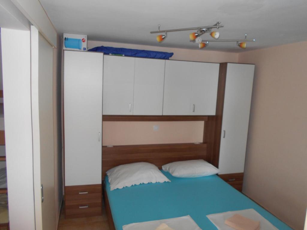 Postel nebo postele na pokoji v ubytování Apartments Dunja Hvar