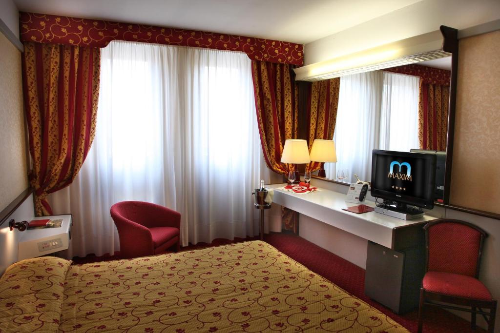 Postel nebo postele na pokoji v ubytování Hotel Maxim