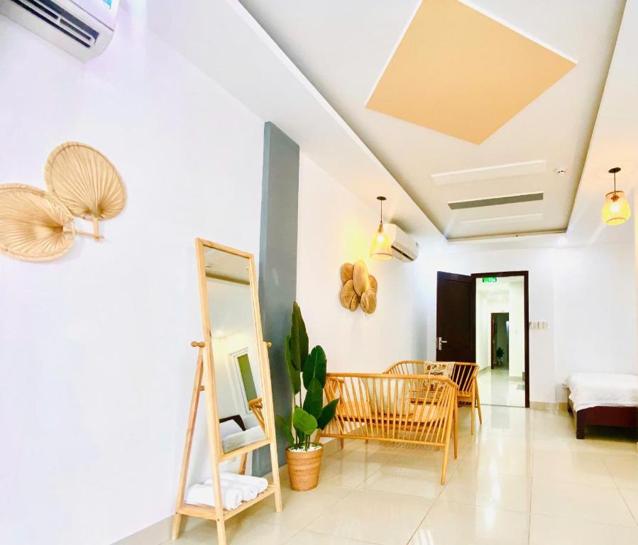 un soggiorno con una sedia e un tavolo di Hà Đan Hotel - Bãi Sau Vũng Tàu a Vung Tau