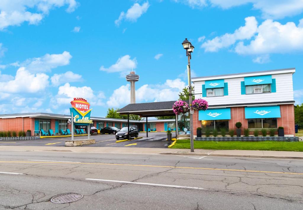 une scène de rue d'un magasin avec un parking dans l'établissement Cadillac Motel Niagara, à Niagara Falls