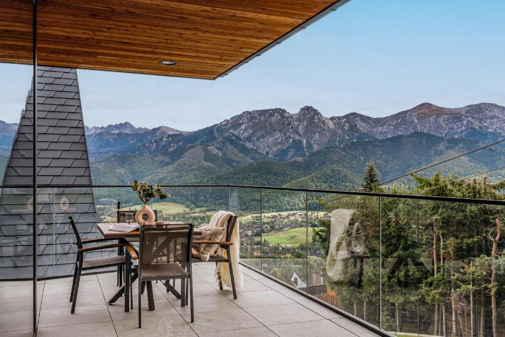 a dining room with a view of mountains at Landscape Villas - LoftAffair Spa Collection in Kościelisko