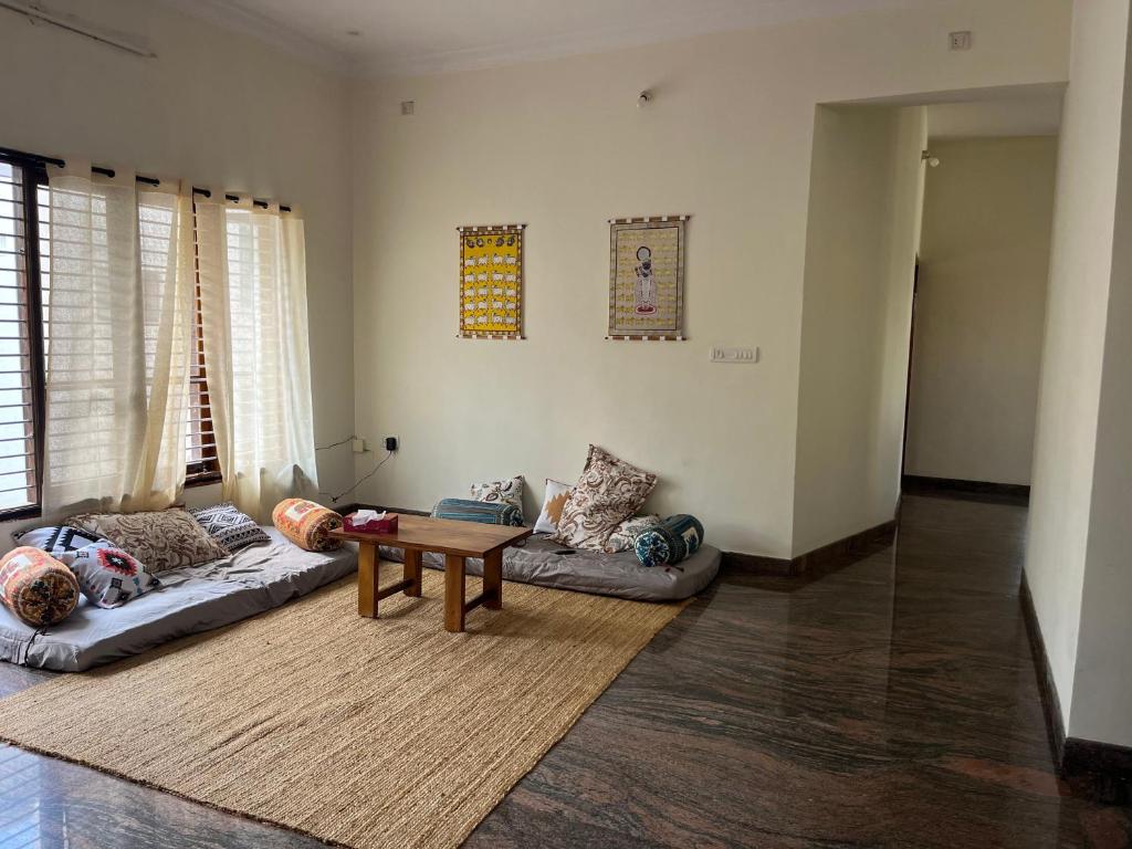 Posezení v ubytování Madhubani homestay Mysore
