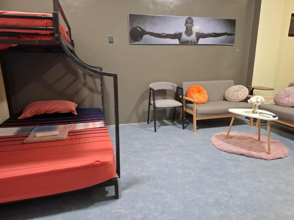 Habitación con litera y sofá en The Baluarte, en Maasin