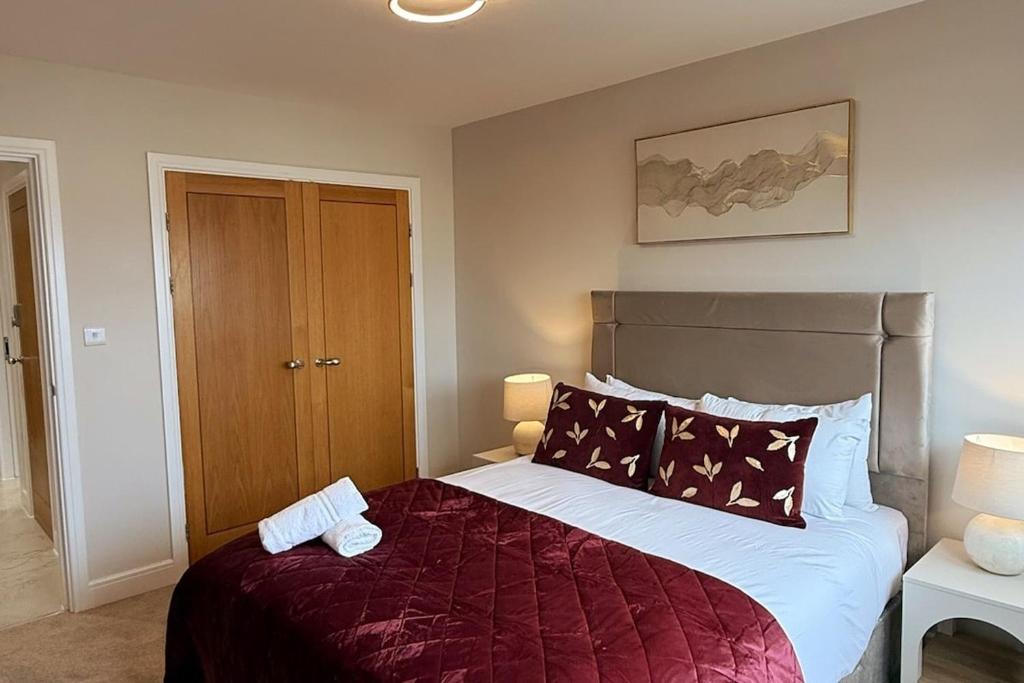 Postel nebo postele na pokoji v ubytování Newly renovated 1BD City centre escape