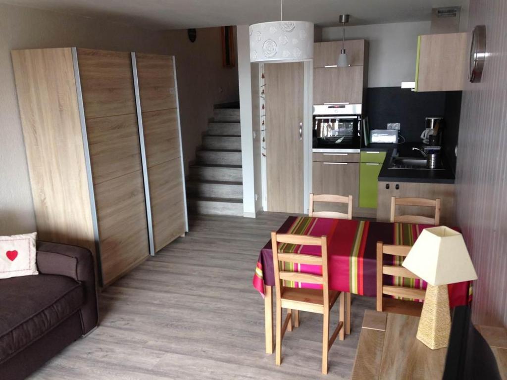 una cucina e un soggiorno con tavolo e sedie di Crystal 18 a La Clusaz