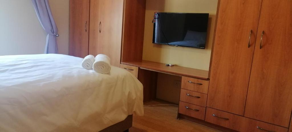 Postel nebo postele na pokoji v ubytování Leeto Leatile Lodge