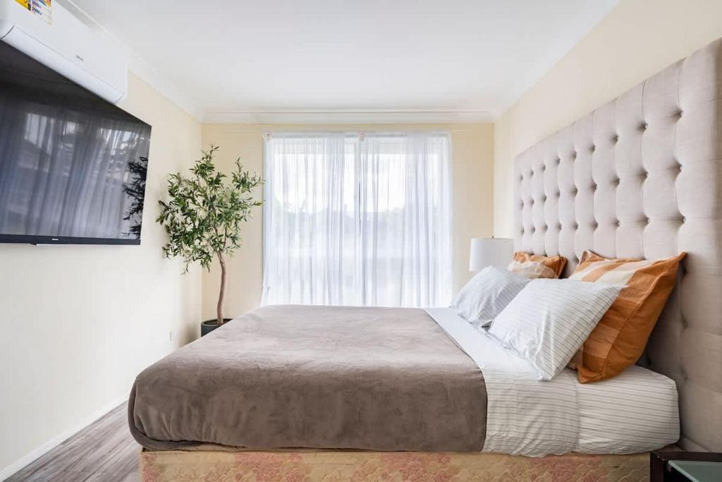 Ένα ή περισσότερα κρεβάτια σε δωμάτιο στο Cheerful 4 bedroom home with parking on premises