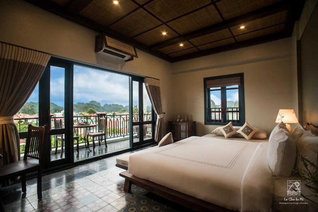 Le Clos Du Fil - Kamer Met Kingsize Bed En Uitzicht Op De Bergen