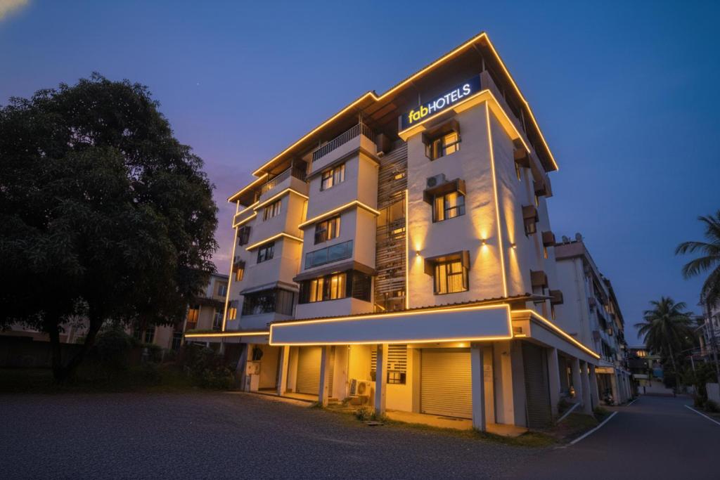 パナジにあるFabHotel Comfort Stays - Nr Miramar Beachの側面に看板がある建物