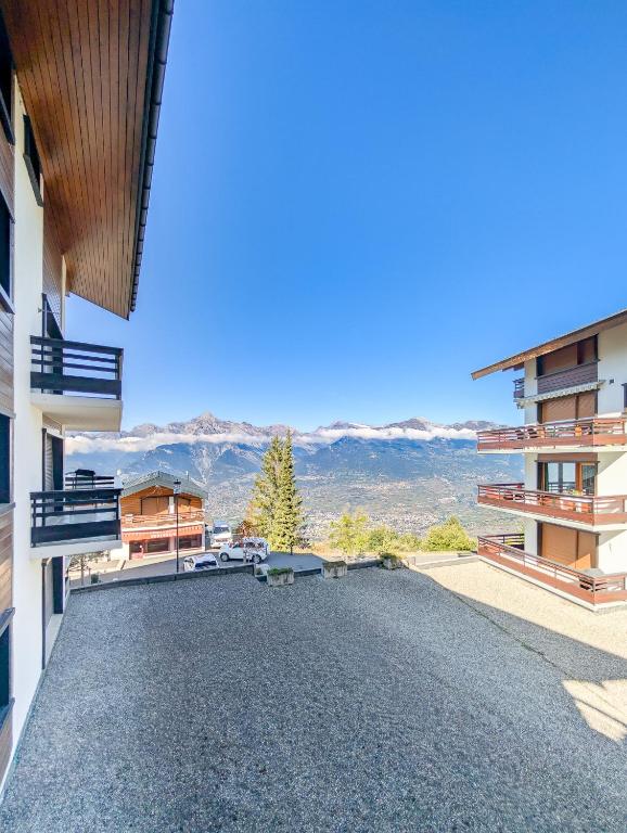 Cosy Centered with Garden and View in Veysonnaz - Resim 33