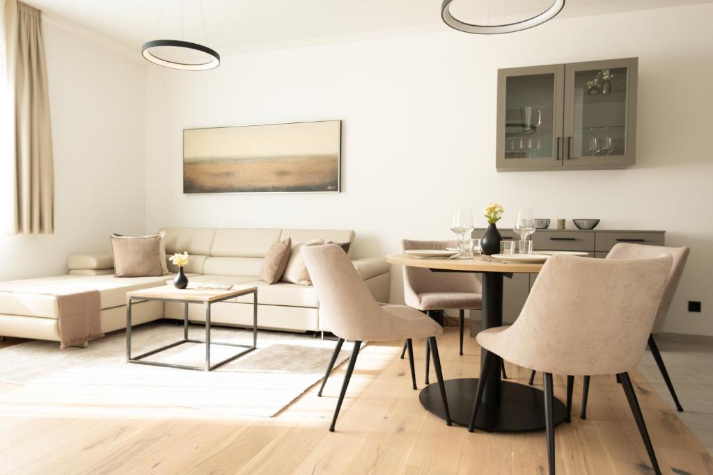 una sala de estar con un sofá y una mesa en Frant Living - Graz Apartments, en Graz