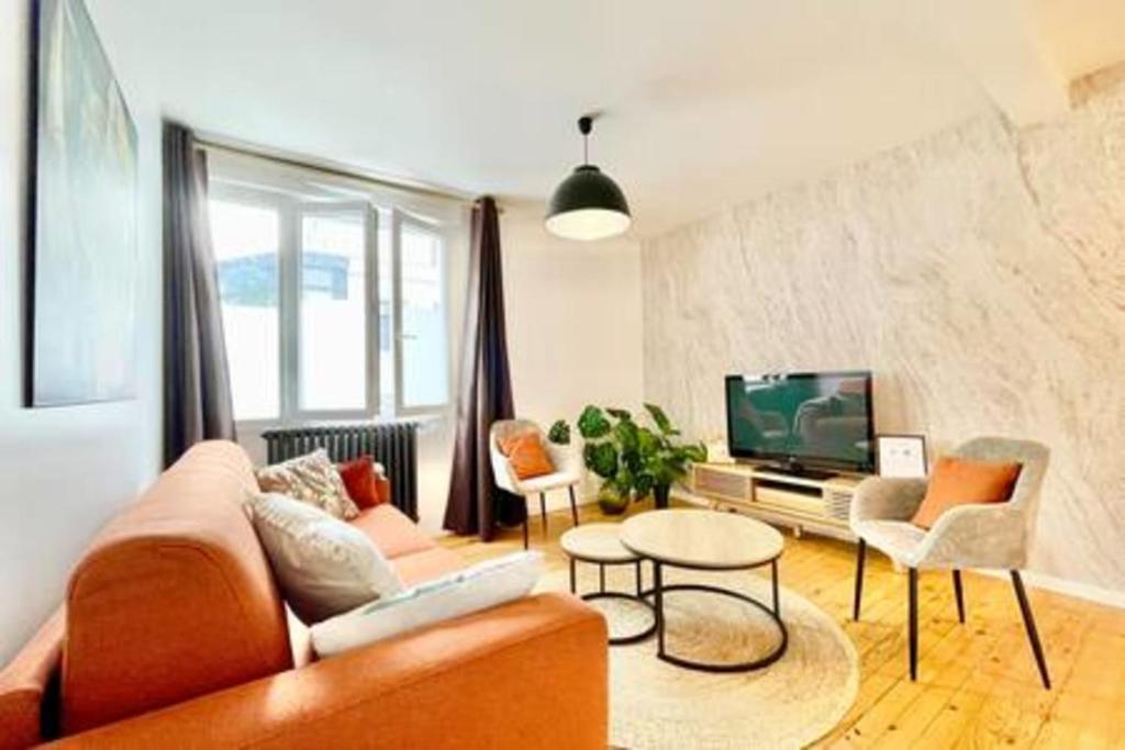 Et tv og/eller underholdning på The Terrace - Near Downtown - BBQ