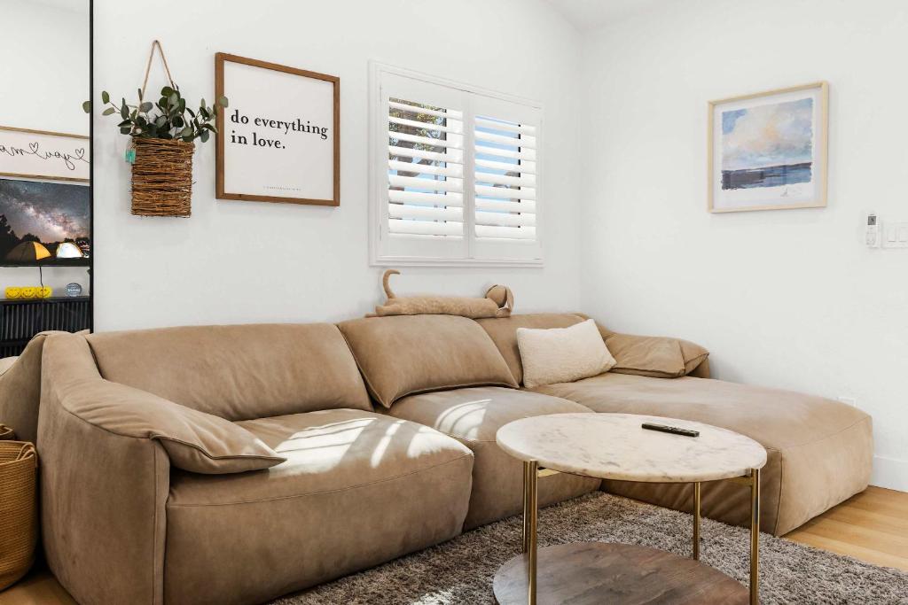 ein Wohnzimmer mit Sofa und Tisch in der Unterkunft #Marbella Lane - Stylish Haven Near City Center in Long Beach