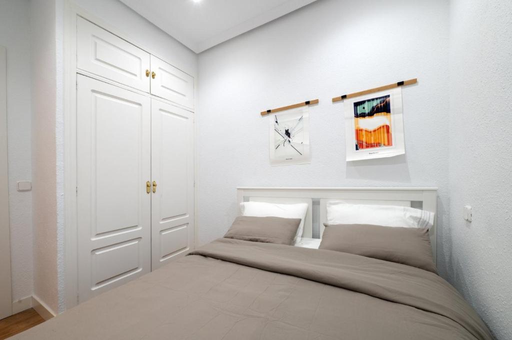 En eller flere senge i et værelse på GuestReady- Bright central Madrid Flat