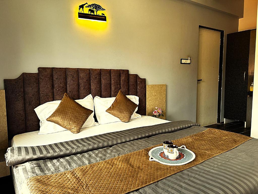 Postel nebo postele na pokoji v ubytování Ragvi Resort Alibaug