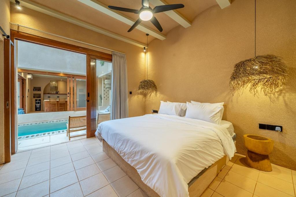- une chambre avec un lit et une piscine dans l'établissement Mexican One Bedroom, à Mantaak