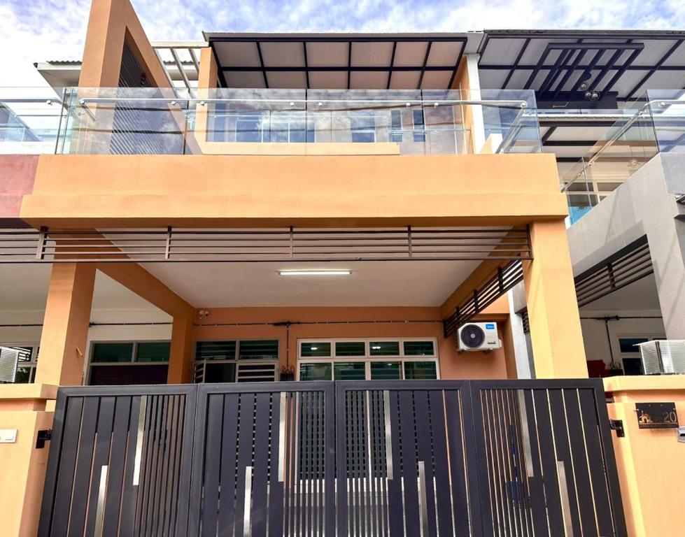 ein Haus mit einem Tor davor in der Unterkunft MU Homestay in Simpang Ampat