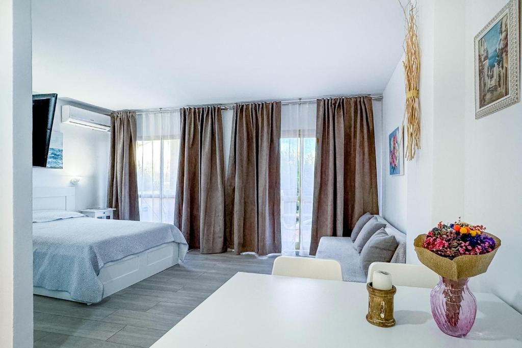 En eller flere senge i et værelse på Romana Playa Marbella