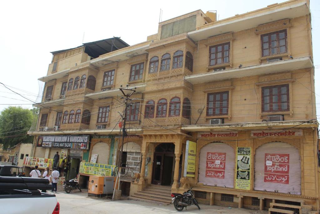 Budova, kde se the luxury tent nachází