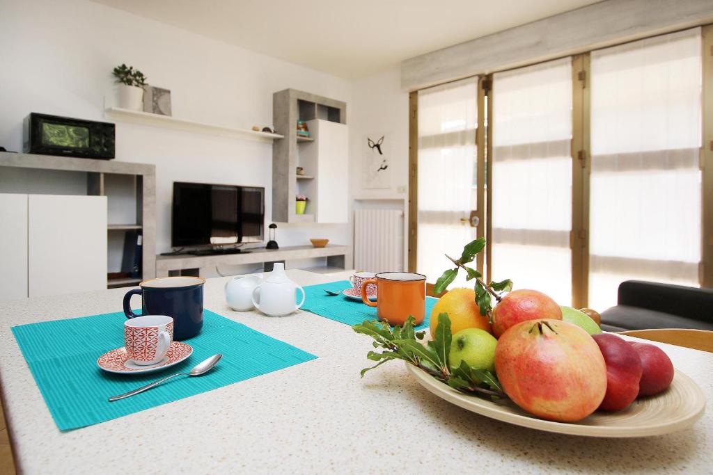 a plate of fruit on a table in a living room at WIRO L'Ulivo -20 min from Malpensa and Rho Fiera in Inveruno