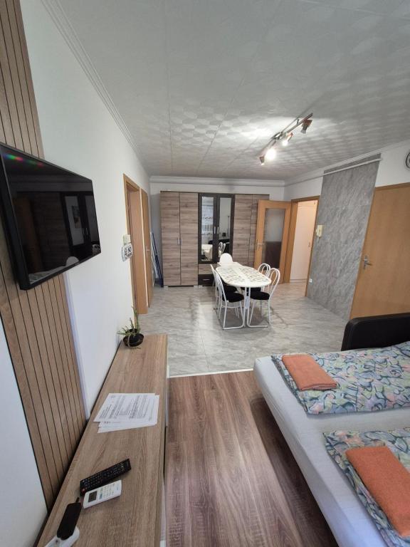 豪伊杜索博斯洛Fischer Apartman 2的一间有床、电视和桌子的房间