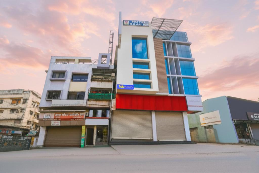 ナーシクにあるFabHotel Balaji Inn - Panchwatiの太陽光パネル付きの建物