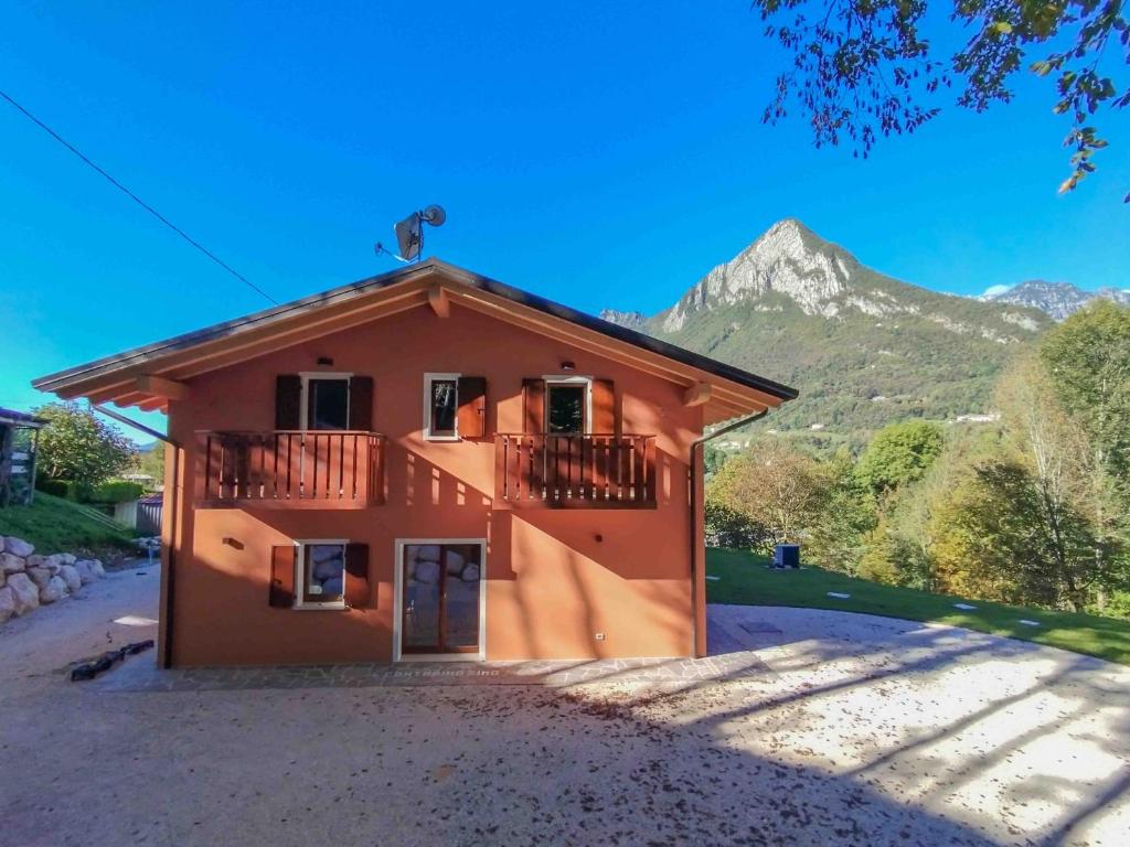 a house with a balcony and a mountain in the background at Agriturismo Il Contadino Simo 