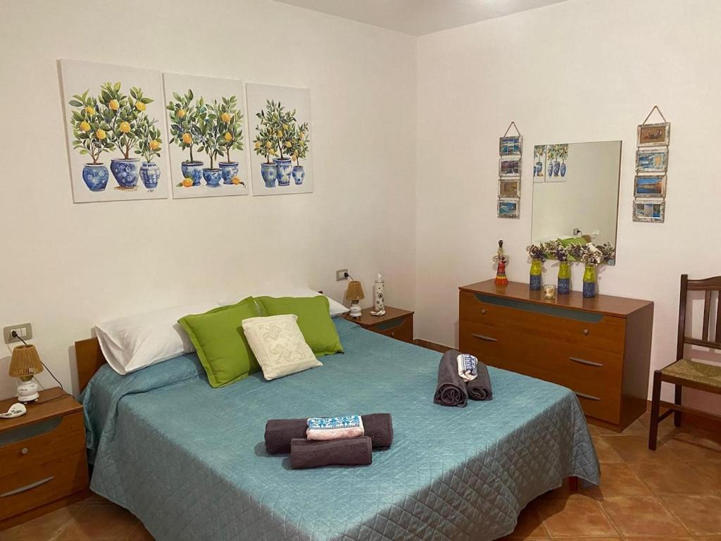 een slaapkamer met een bed met handdoeken erop bij La Luna Sarda, Bosa in Bosa Marina